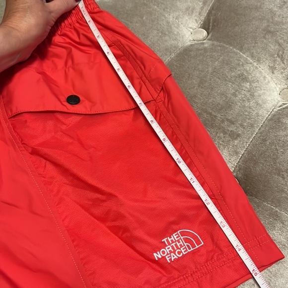 The north face women’s outline short in horizon red, new - Picture 14 of 15
